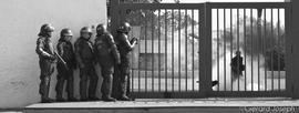 Carabineros de Chile en entrada a institución educativa