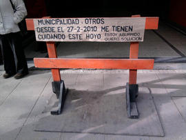 "MUNICIPALIDAD Y OTROS. DESDE EL 27-2-2010 ME TIENEN CUIDANDO ESTE HOYO. ESTOY ABURRIDO, QUIERO SOLUCIÓN"
