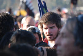 Giorgio Jackson en medio de manifestación social