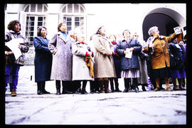 Grupo de mujeres familiares de personas detenidas desaparecidas protesta en el frontis de Londres 38, ex centro de detención y tortura