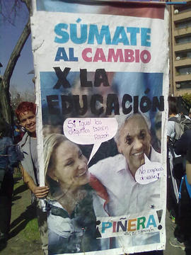Persona sosteniendo cartel "SÚMATE AL CAMBIO X LA EDUCACIÓN"