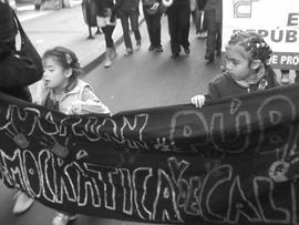 Niñas sosteniendo lienzo en manifestación social