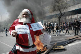 Hombre vestido de viejito pascuero en manifestación social