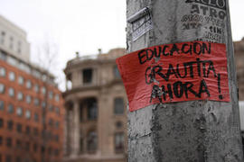 Pegatina "EDUCACIÓN GRATUITA AHORA!" en poste de luz