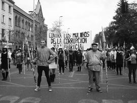 Personas marchando con lienzo "CONTRA LOS MOLINOS DE LA CORRUPCIÓN Y LA AVARICIA"