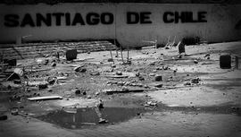 Sillas, mesas y piedras en vereda luego de manifestación social