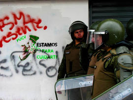 Carabineros de Chile frente a pared con escritos en su contra