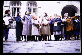 Grupo de mujeres familiares de personas detenidas desaparecidas protesta en el frontis de Londres 38, ex centro de detención y tortura