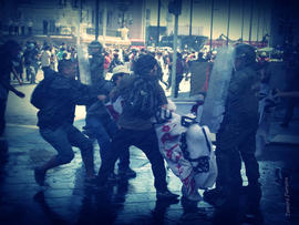 Manifestantes enfrentándose a Carabineros de Chile