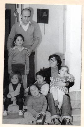 María Soledad junto a su hijo y sobrinos