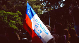 Bandera chilena con inscripción "LA EDUCACIÓN ES UN DERECHO"
