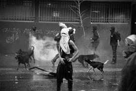 Encapuchados en manifestación social