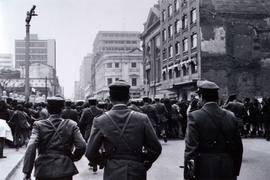 Fotografía Carabineros rodeando manifestación