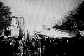 Personas marchando por la Alameda
