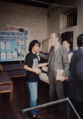 Fotografía de Andrés Aylwin junto a presos políticos