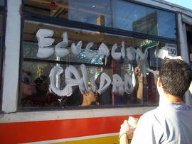 Hombre escribiendo "Educación de calidad" en micro