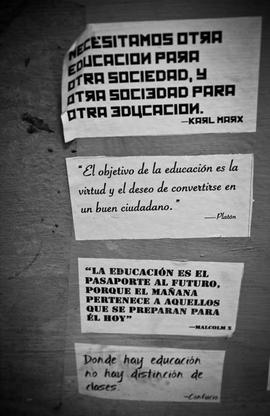 4 citas de personas famosas pegadas en pared durante manifestación social