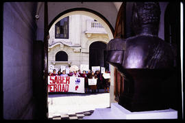 Manifestación frente a Londres 38 desde el interior del inmueble
