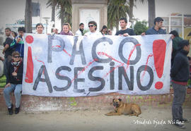 Personas sosteniendo lienzo ¡PACO ASESINO!