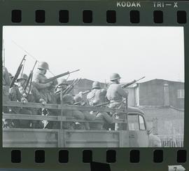 Negativo de militares armados en las calles