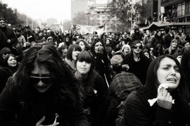 Mujeres de luto en manifestación social