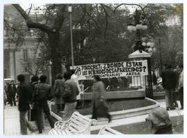 Fotografía de lienzo "Pinochet ¿Dónde están los Detenidos Desaparecidos? Hasta encontrarlos"
