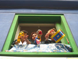 Educadoras parvularias protestando desde ventana