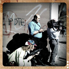 Reporteros y payaso con un rifle en manifestación social