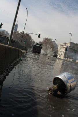 Carros lanza agua y gases, y lacrimógena en manifestación social