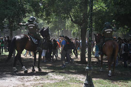 Carabineros a caballo dispersando personas en parque