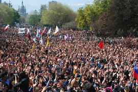 Asistentes a multitudinaria marcha por la educación chilena