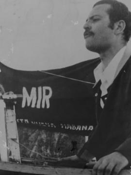Fotografía de Bautista van Schouwen Vasey dando un discurso