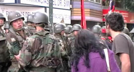 Hombre enfrentando a militares en manifestación social