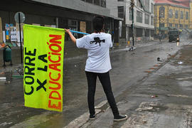 Persona con bandera "CORRE X LA EDUCACIÓN"