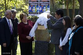 Michelle Bachelet en inauguración de memorial en Liceo Gabriela Mistral