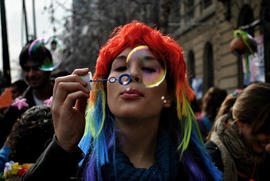 Persona soplando burbujas en manifestación social