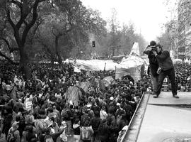 Fotografía de personas marchando tomada desde paradero de micro