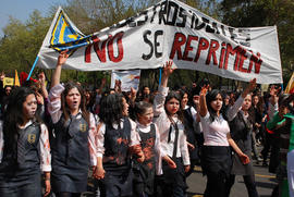 Alumnas del Liceo 7 marchando