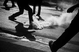 Gases lacrimógenos en acción durante manifestación social