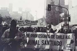 Profesores participando en manifestación estudiantil