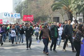 Manifestantes marchando por la Alameda