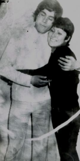 Artemio Gutiérrez junto a una mujer