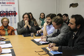 Comisión parlamentaria de Derechos Humanos en Londres 38 junto a mesa de trabajo