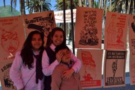 Escolares en exhibición de afiches de la "Brigada 40 años de luchas y resistencia"