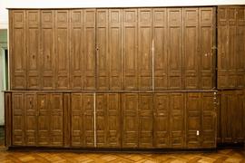 Closet con puertas de madera en inmueble ubicado en Londres 38