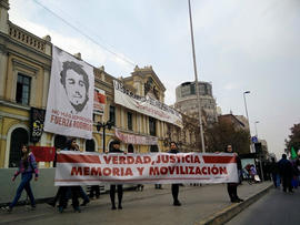 Lienzo "Verdad, Justicia, Memoria y Movilización" frente a Casa Central de U de Chile