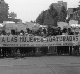 Integrantes del MCTSA protestando con lienzo "A LAS MUJERES TORTURADAS"