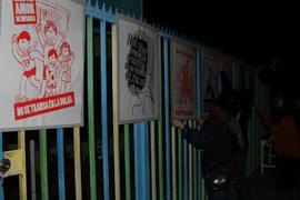 Instalación de exhibición de afiches de la "Brigada 40 años de luchas y resistencia"