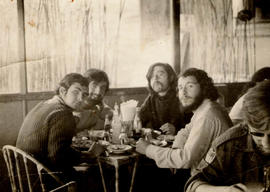 Alejandro Parada almorzando con amigos