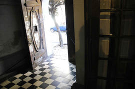 Puerta de ingreso al inmueble ubicado en Londres 38